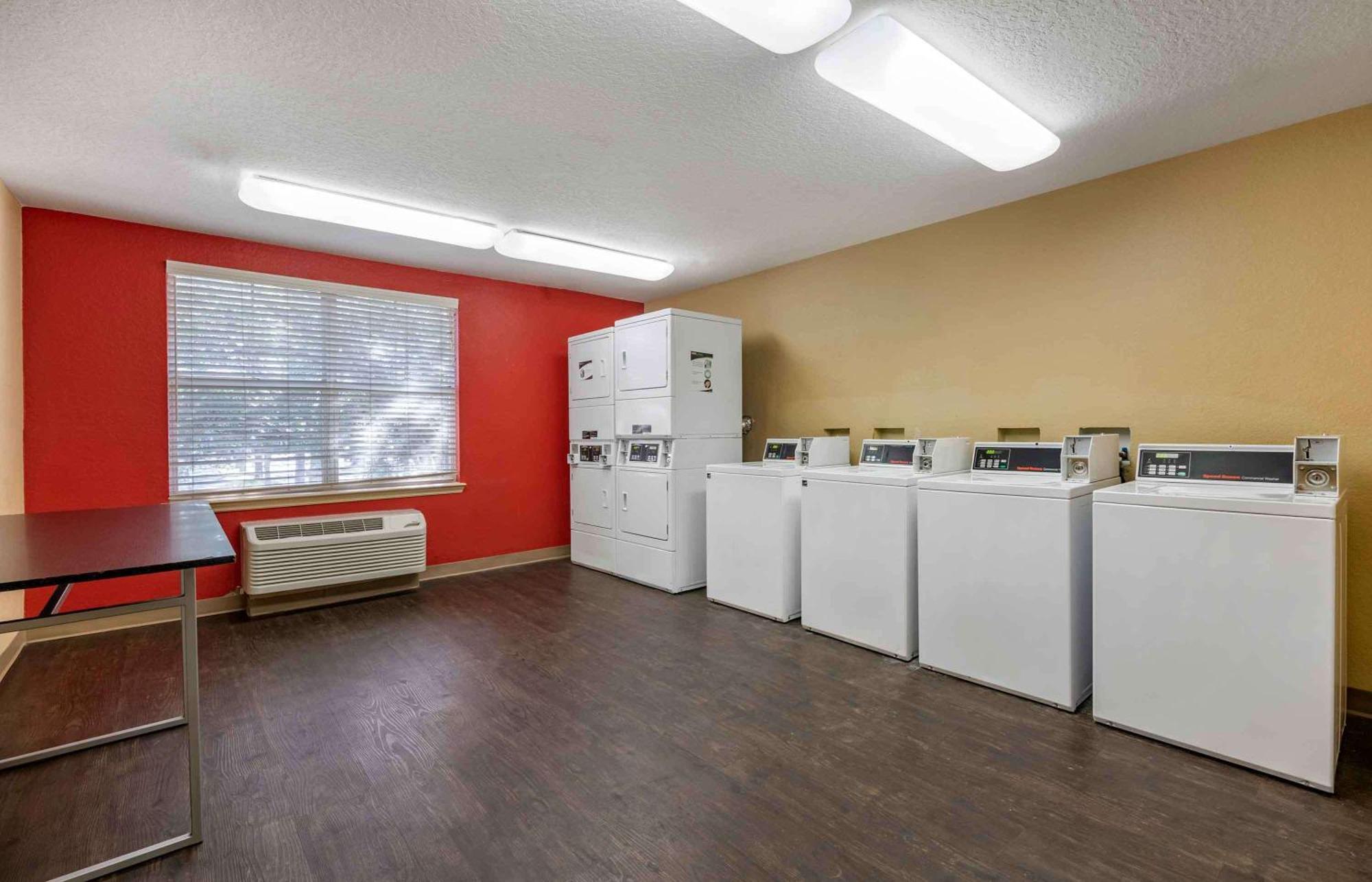 Extended Stay America Select Suites - Orlando - Maitland - Summit Tower Blvd Алтамонте Спрингс Екстериор снимка